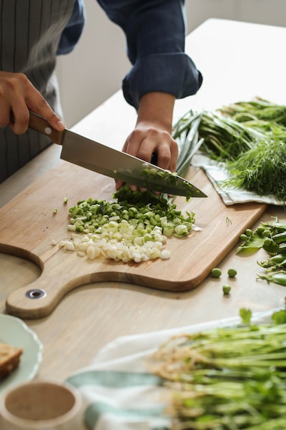 Cocinando. El chef está cortando verduras en la cocina.