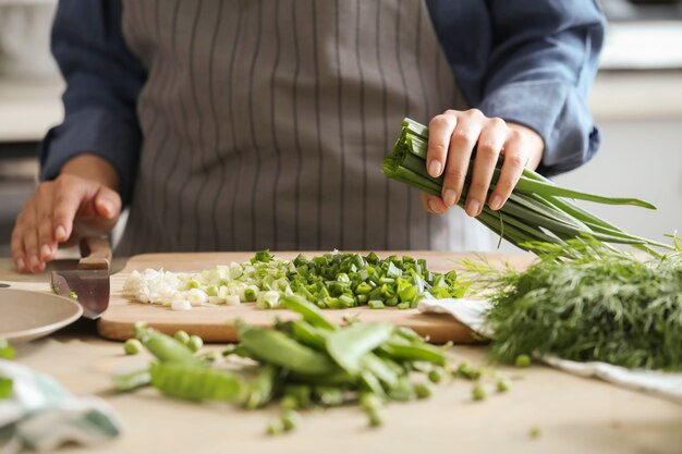 Cocinando. El chef está cortando verduras en la cocina.