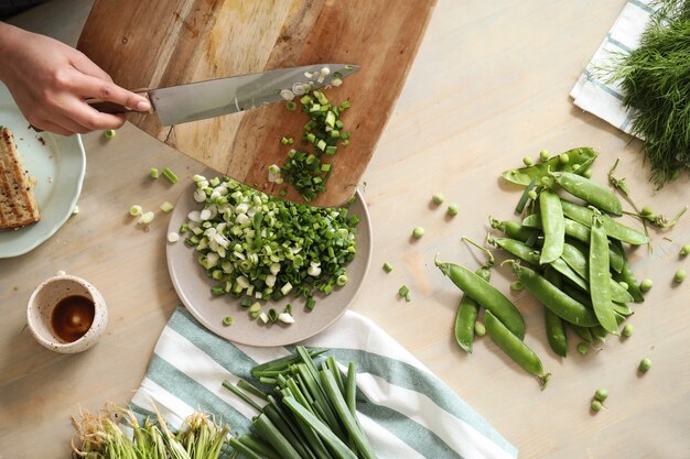 Cocinando. El chef está cortando verduras en la cocina.