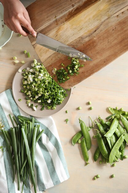 Cocinando. El chef está cortando verduras en la cocina.