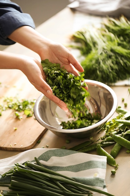 Cocinando. El chef está cortando verduras en la cocina.