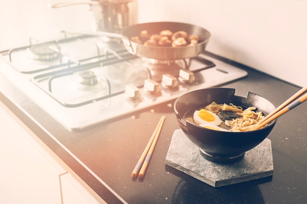 Foto gratuita cocinando fideos asiáticos