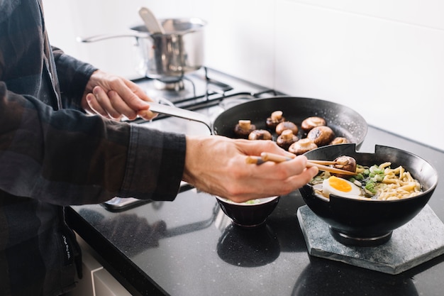 Foto gratuita cocinando fideos asiáticos