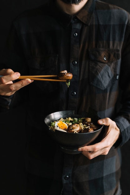 Foto gratuita cocinando fideos asiáticos