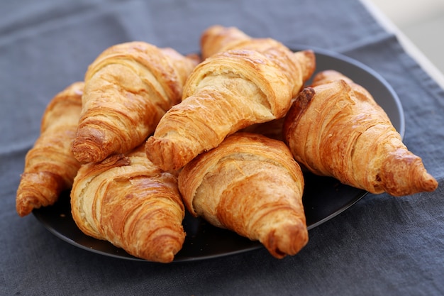 Cocinando. Montón de cruasanes en la mesa