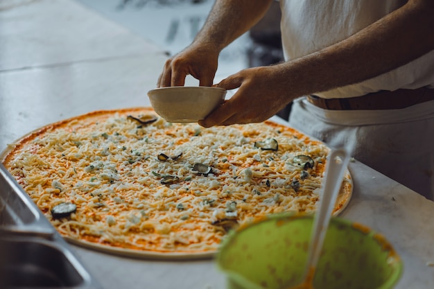 cocinando pizza grande