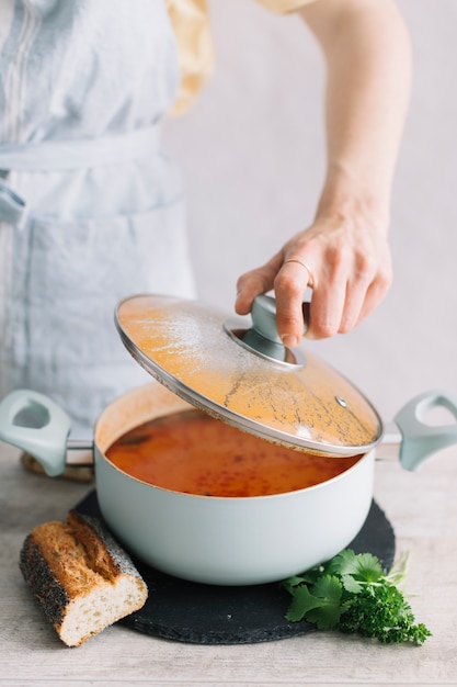 Foto gratuita cocinando salsa de tomate