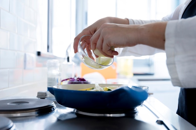 Foto gratuita cocinando en sartén