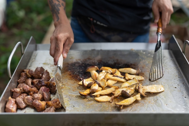 Cocinar en el campamento en la noche.