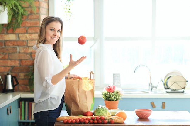 Foto gratuita cocinar en casa