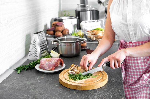 cocinar en la cocina con partes del cuerpo