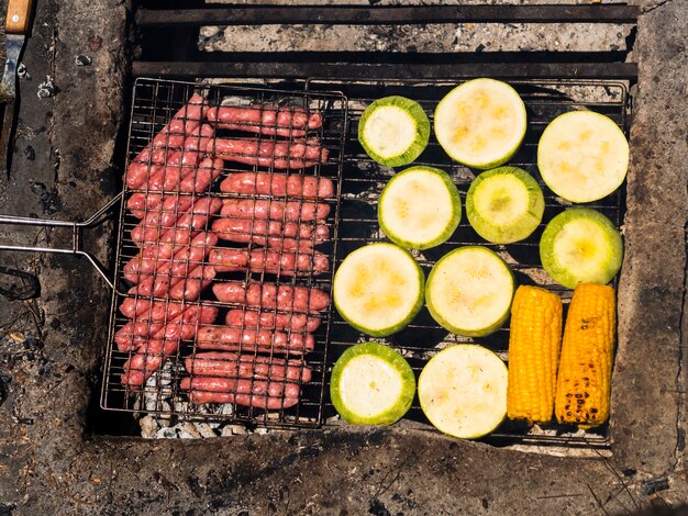 Cocinar comida en la parrilla