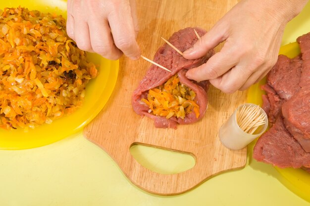 cocinar coser carne de res rellena con palillos de dientes