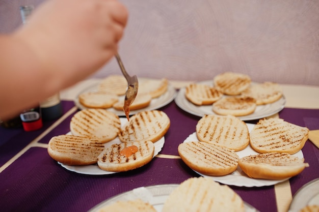 Cocinar hamburguesas en la cocina de casa durante el tiempo de cuarentena