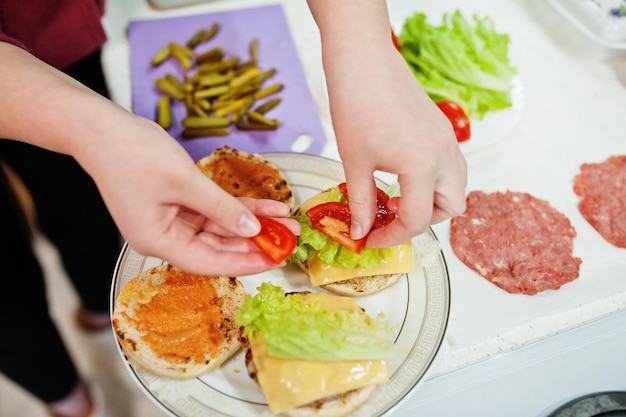 Cocinar hamburguesas en la cocina de casa durante el tiempo de cuarentena