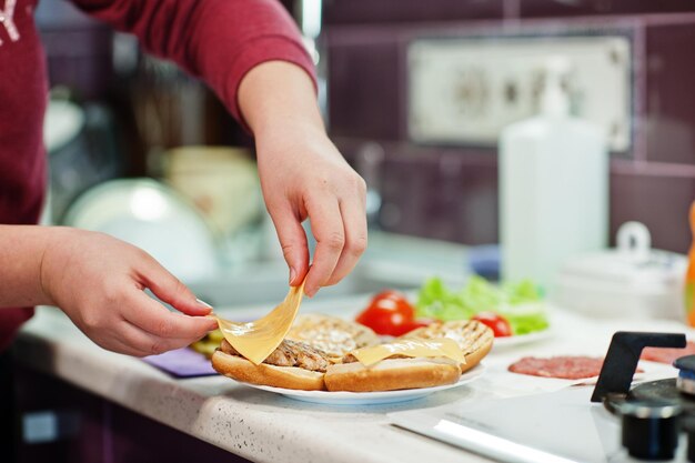 Cocinar hamburguesas en la cocina de casa durante el tiempo de cuarentena