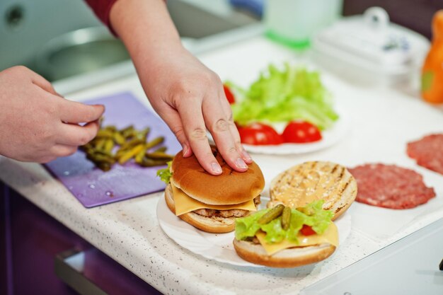 Cocinar hamburguesas en la cocina de casa durante el tiempo de cuarentena