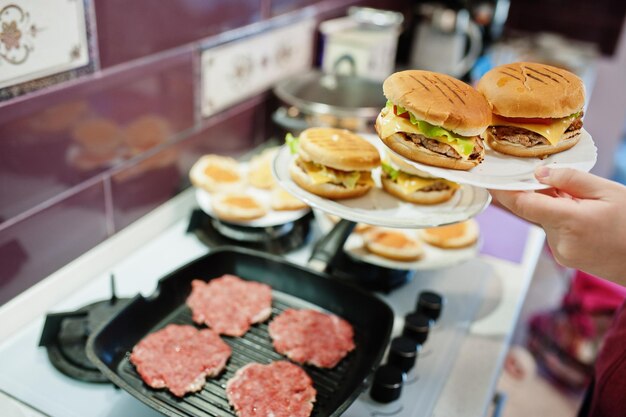 Cocinar hamburguesas en la cocina de casa durante el tiempo de cuarentena