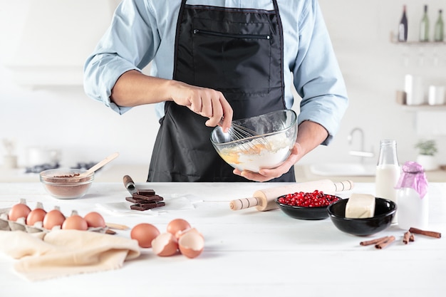 cocinar con huevos en una cocina rústica