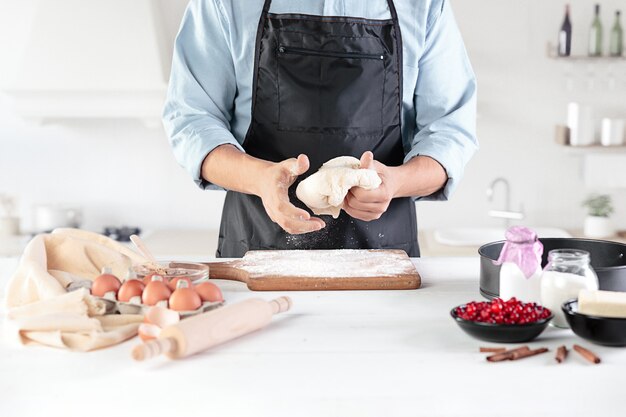 cocinar con huevos en una cocina rústica