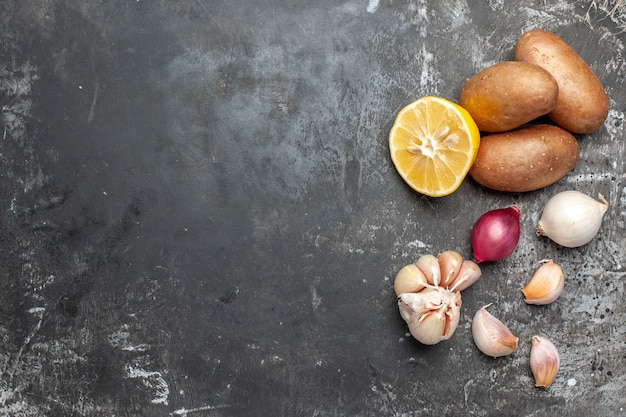 Cocinar ingredientes que incluyen patatas y ajos.