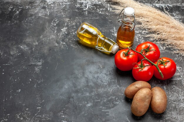 Cocinar ingredientes que incluyen patatas y tomates.