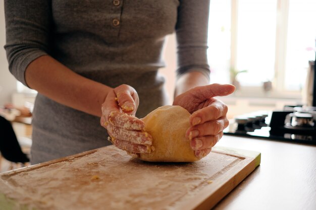 Cocinar masa casera en un día soleado