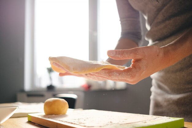 Cocinar masa casera en un día soleado