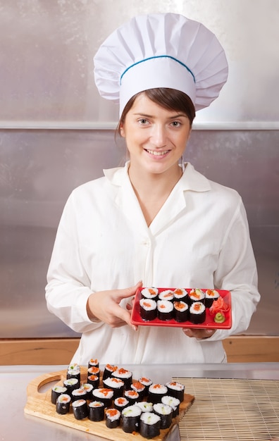 Foto gratuita cocinar, mujer, cocinado, sushi, rollos