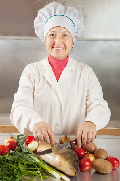 Cocinar la mujer cocinar el pescado