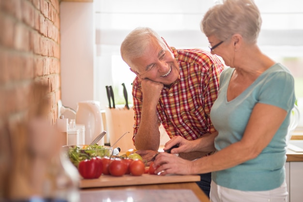 Cocinar a mujer y su marido alegre