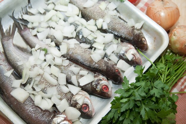 Foto gratuita cocinar un pescado fresco