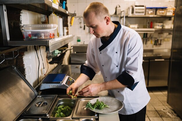 Cocinar poner lechuga en un plato