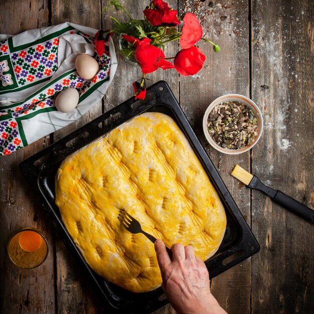 Cocine la masa perforante con una vista superior del tenedor