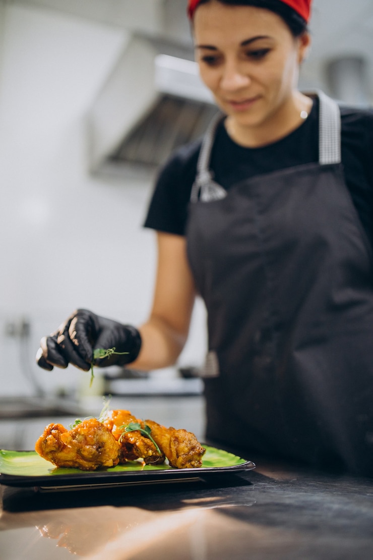 Foto gratuito cocinera en la cocina de un café