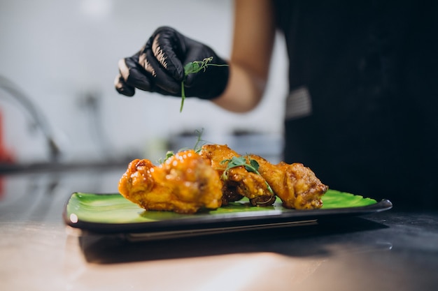 Cocinera en la cocina de un café