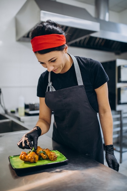 Cocinera en la cocina de un café