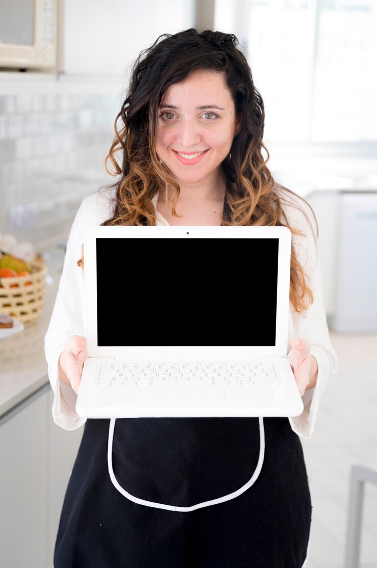 Foto gratuito cocinera presentando portátil