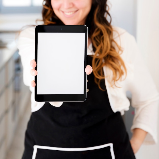 Foto gratuita cocinera presentando tableta