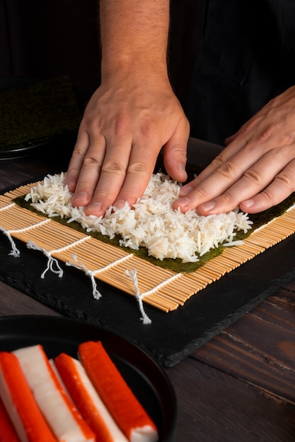 Foto gratuita cocinero de alto ángulo preparando comida con algas