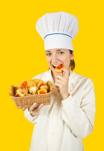 Cocinero chica en toque con pastelería