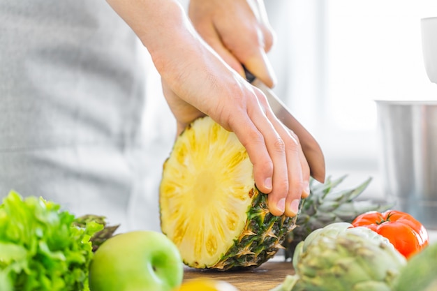 Cocinero del hombre joven que cocina el alimento sano