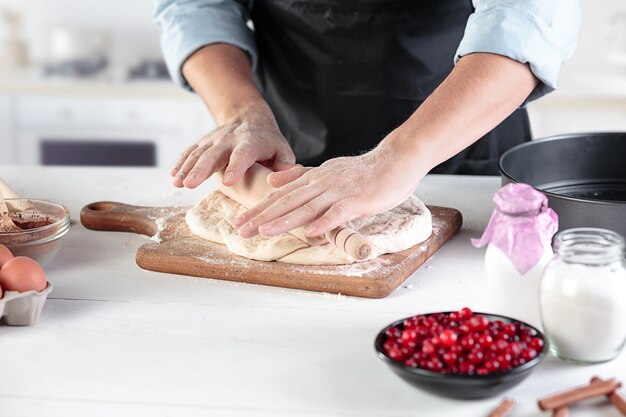 Un cocinero con huevos en una cocina rústica contra la pared de las manos de los hombres.