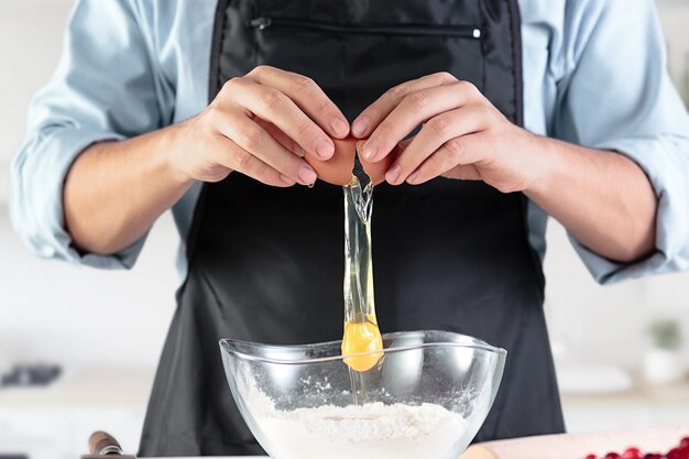 Un cocinero con huevos en una cocina rústica