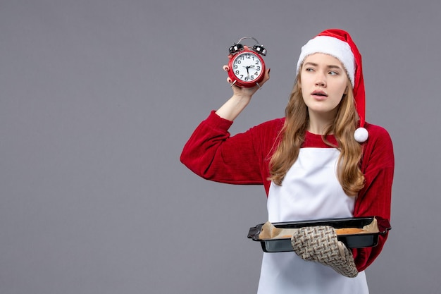 Cocinero joven expresivo posando para las vacaciones de invierno