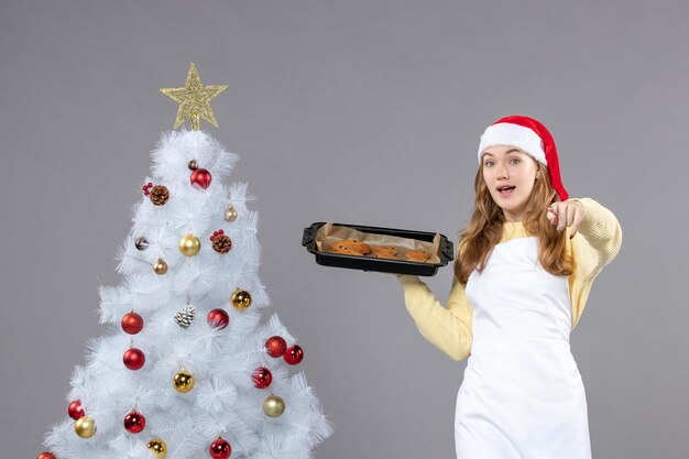 Cocinero joven expresivo posando para las vacaciones de invierno