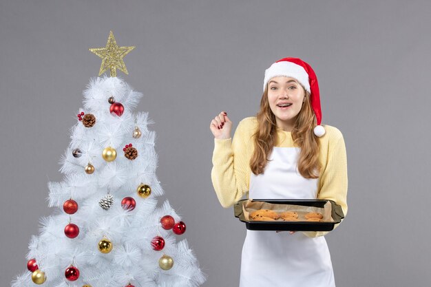 Cocinero joven expresivo posando para las vacaciones de invierno