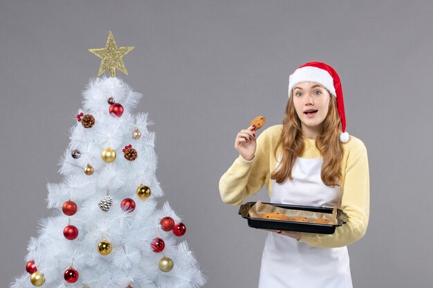 Cocinero joven expresivo posando para las vacaciones de invierno