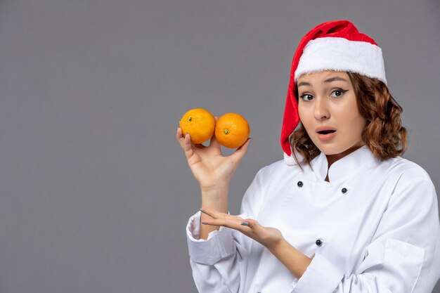 Cocinero joven expresivo posando para las vacaciones de invierno