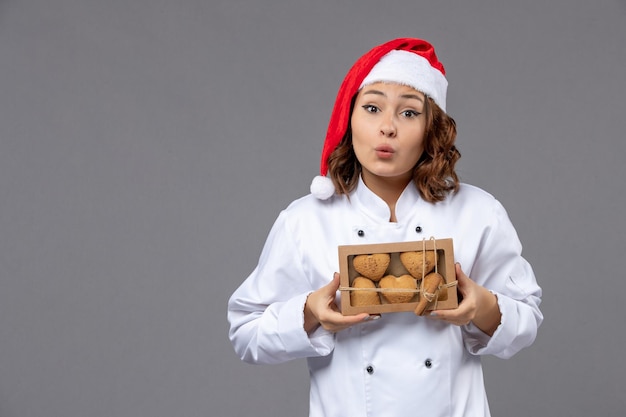 Cocinero joven expresivo posando para las vacaciones de invierno